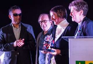 Fotografía de la entrega del Premio FTV 2018 al grupo teatro Chévere. Entrega el Premio Dolores Venancio Vilaboy y Manuel Martínez Pan. Recoge el Premio Patricia de Lorenzo y Xesús Ron.