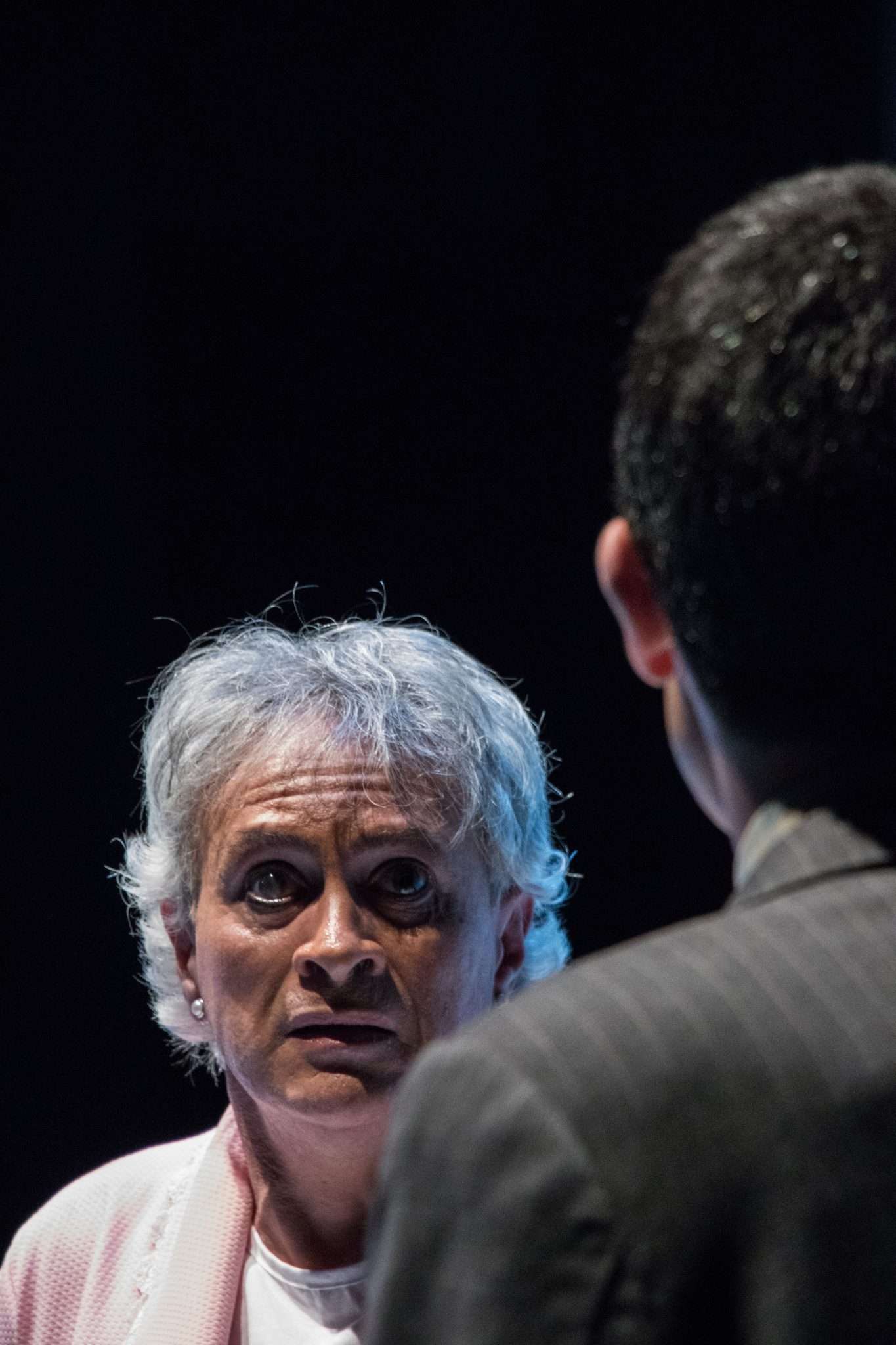 Fotografía de la actriz Yésica Val ensayando en la Escuela de Teatro Valacar.